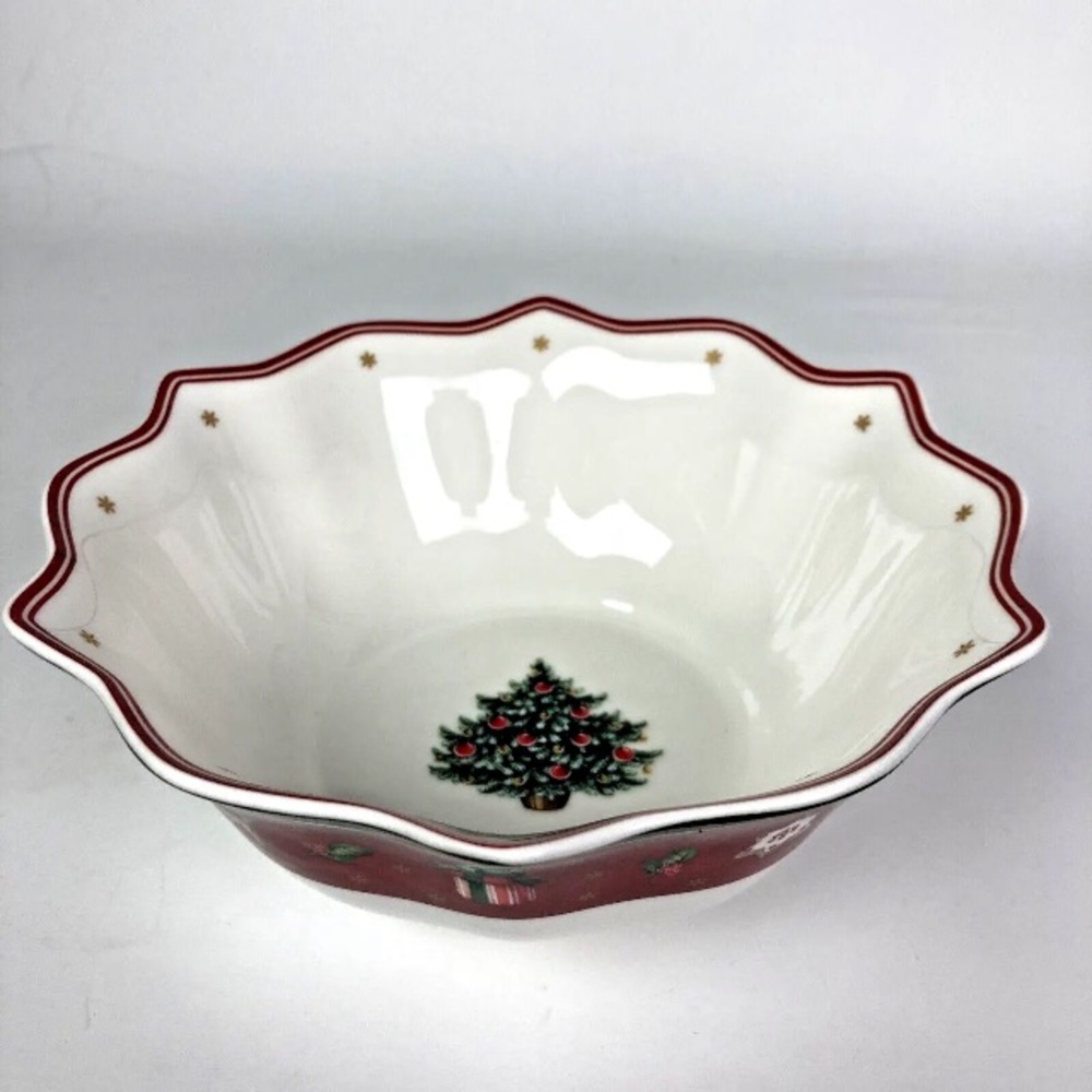 Villeroy Boch Toys Delight Salad Rice bowl red scalloped Christmas tree